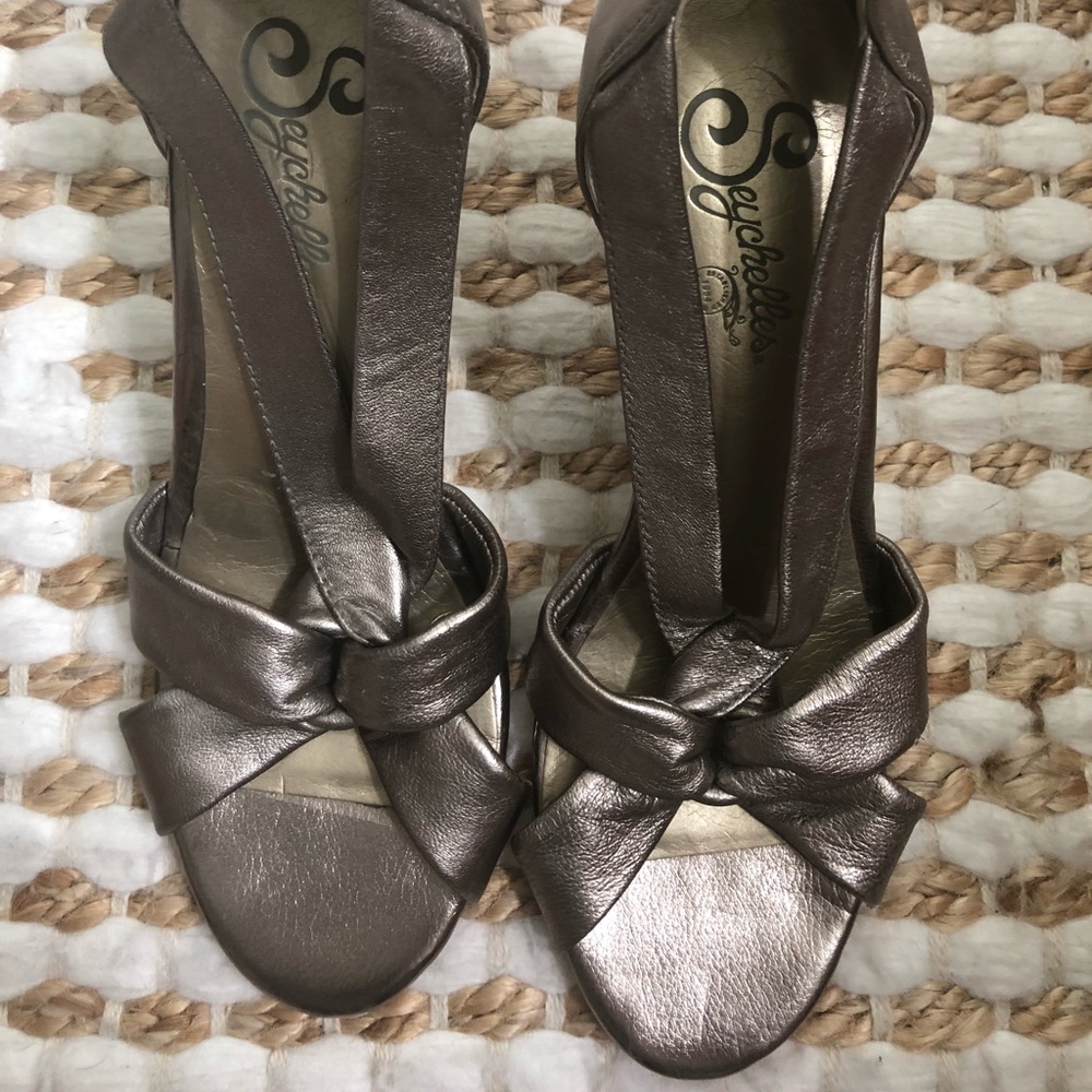 EUC 8 Seychelles Silver leather heels